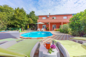 Hundefreundliches Ferienhaus mit Spielplatz, Privatpool, Kicker, Holzkohlegrill